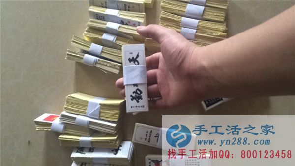 在快遞小哥搬快遞時(shí)，工作人員在整理不粘膠