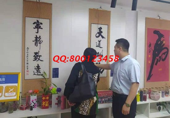 可以帶回家做的手工活兼職，她看著店做珠繡多了一份收入