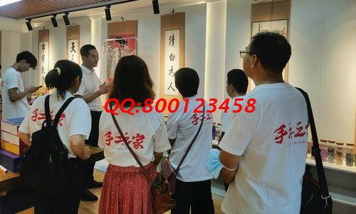 10月11日，想接正規(guī)廠家的手工活，找拿回家做的手工活，看好這兩點(diǎn)，可以放心選擇了，圖為手工之家優(yōu)秀繡娘往期培訓(xùn)會(huì)剪影