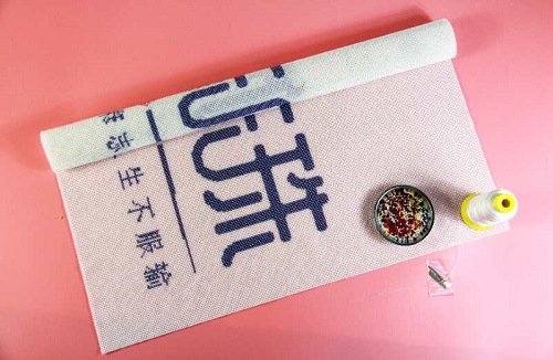 8月16日，農(nóng)村手工活加工項(xiàng)目，在家做手工，注意了這些事，做手工活掙錢就會(huì)選對(duì)手工企業(yè)，圖為手工之家的勵(lì)志珠珠繡手工產(chǎn)品細(xì)節(jié)剪影