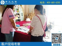 8月14日，把手工活拿回家做，這里的珠繡個(gè)人定制很受歡迎，手工之家接待考察加工客戶剪影