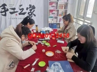 1月30日，正規(guī)手工活在家賺錢，可以寄到家做的手工活，選十多年的手工企業(yè)手工之家的珠繡串珠外發(fā)手工活，圖為各地加工人員工作室剪影